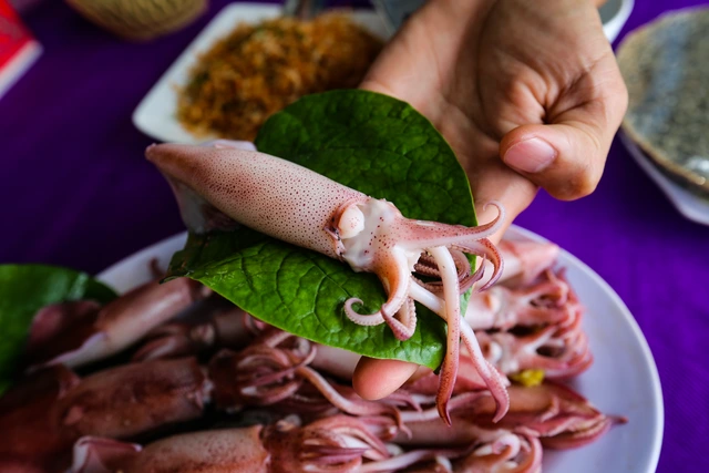 Mùa lộc biển: Theo chân ngư dân săn 'vàng đen'- Ảnh 4.