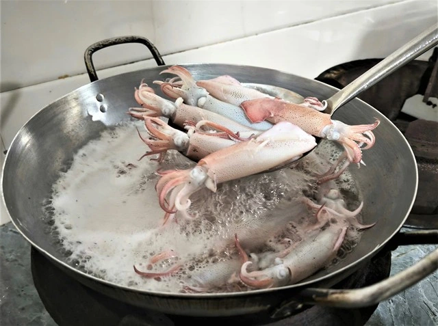 Mùa lộc biển: Theo chân ngư dân săn 'vàng đen'- Ảnh 6.