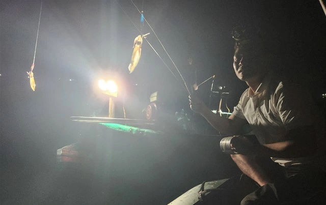 Mùa lộc biển: Theo chân ngư dân săn 'vàng đen'- Ảnh 10.