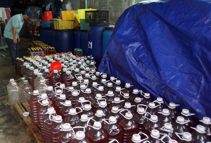 Nước mắm Đề Gi được đóng chai các loại lớn nhỏ, sẵn sàng cung ứng cho thị trường Tết. Nước mắm Đề Gi được đóng chai các loại lớn nhỏ, sẵn sàng cung ứng cho thị trường Tết.