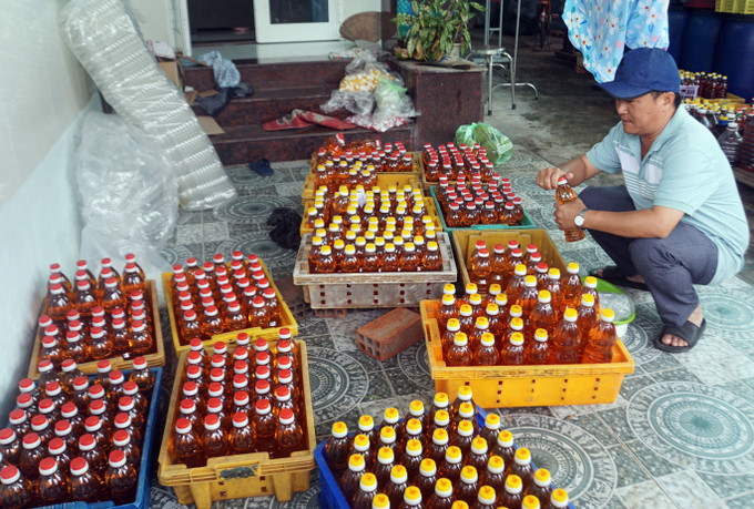 Nước mắm Đề Gi được đóng chai các loại lớn nhỏ, sẵn sàng cung ứng cho thị trường Tết. Nước mắm Đề Gi được đóng chai các loại lớn nhỏ, sẵn sàng cung ứng cho thị trường Tết.