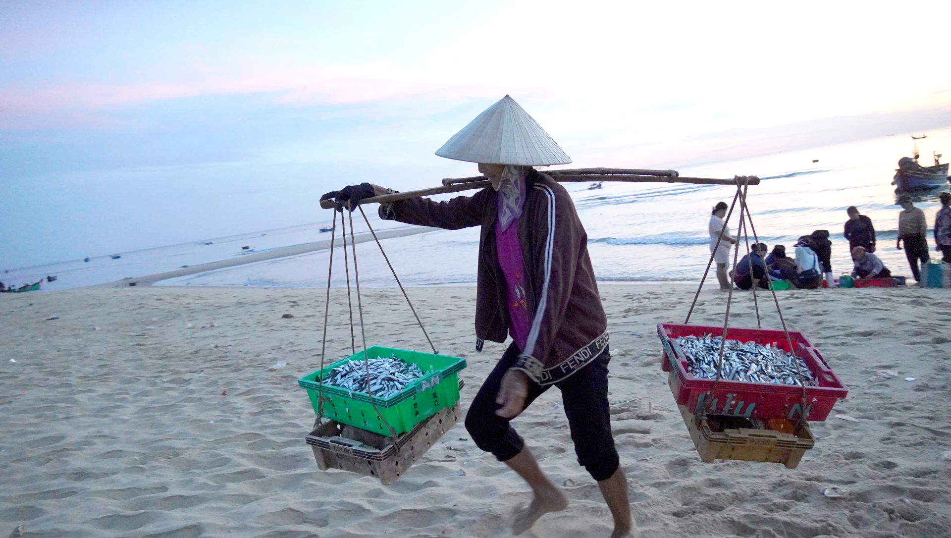 Những “lối rẽ” nhọc nhằn trên cát - Ảnh: C.H