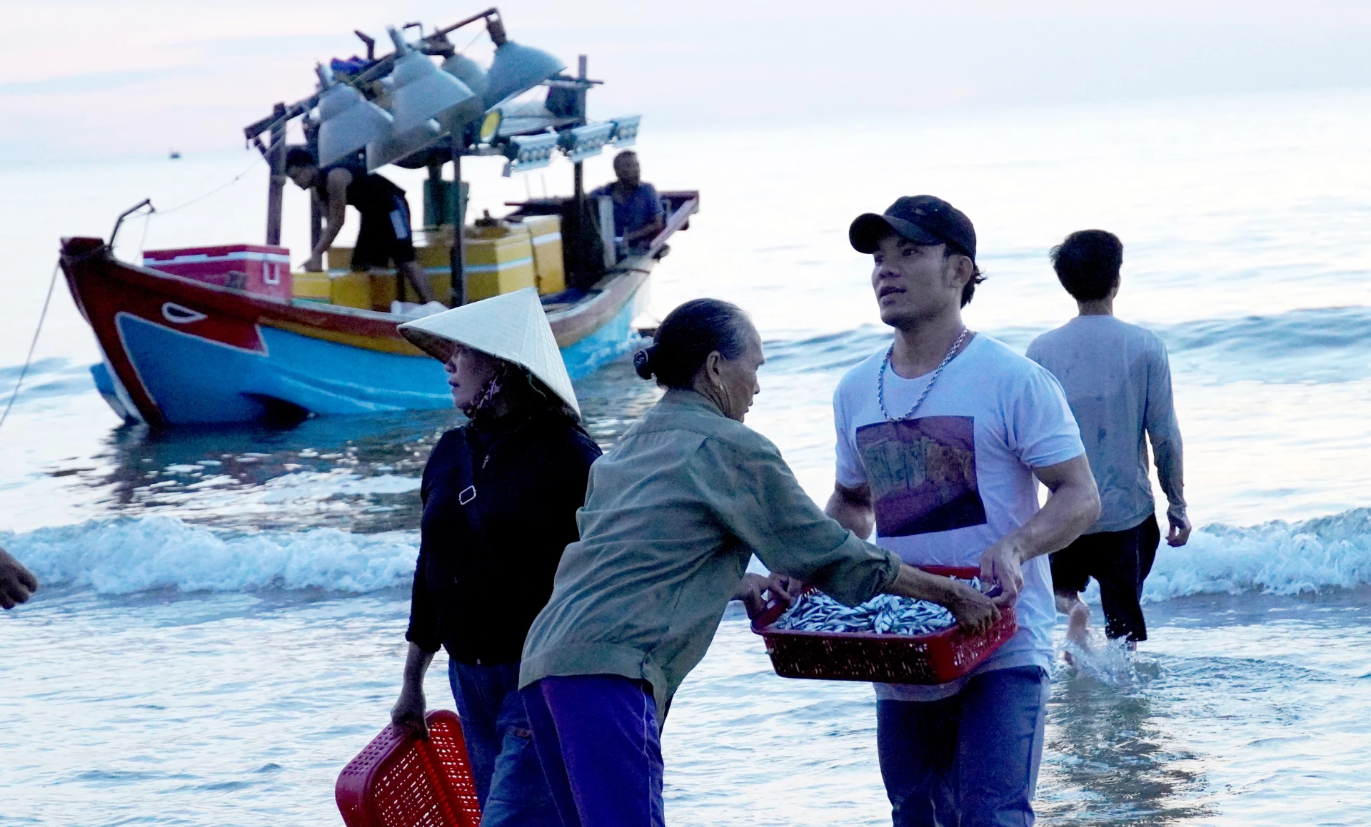 Những “lối rẽ” nhọc nhằn trên cát - Ảnh: C.H