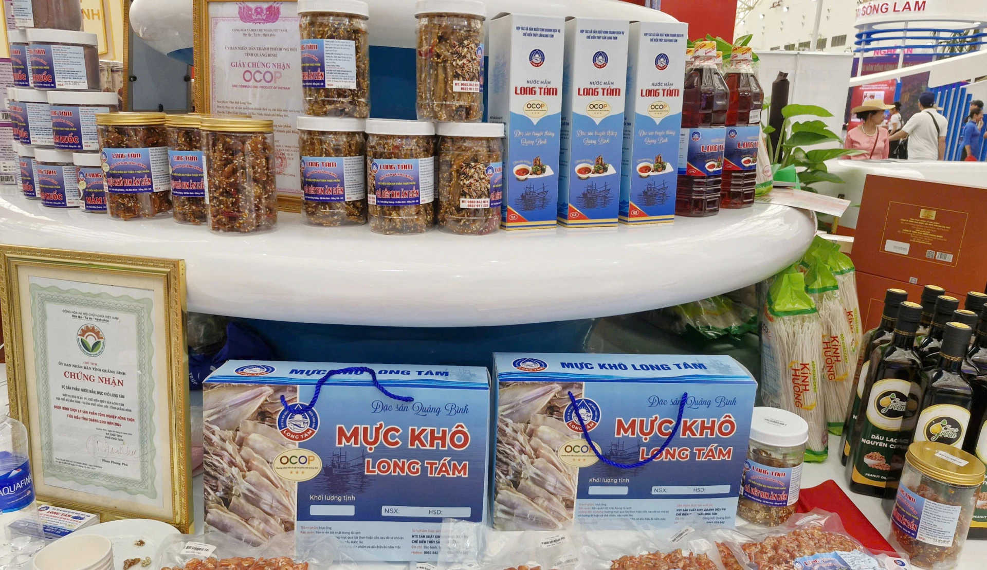 Các sản phẩm OCOP của Hợp tác xã Sản xuất kinh doanh dịch vụ chế biến thủy sản Long Tám trưng bày tại Hà Nội - Ảnh: X.P