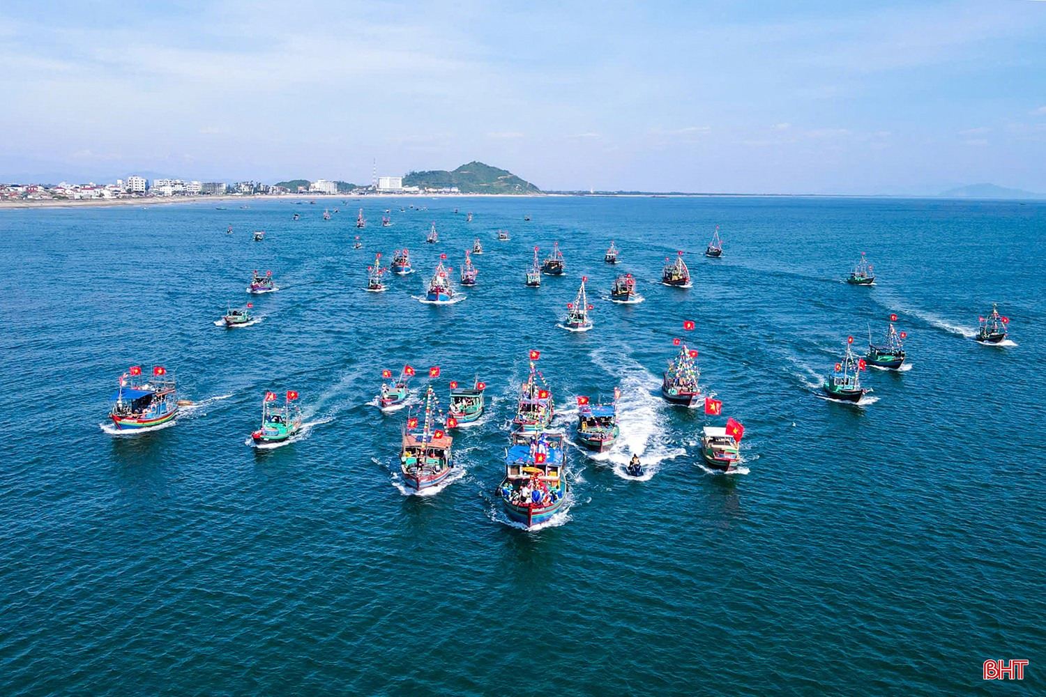 Hàng chục tàu thuyền nối đuôi nhau gửi gắm ước vọng của ngư dân một mùa biển thuận lợi, bình an. Ảnh: Đình Nhất bqbht_br_12.jpg