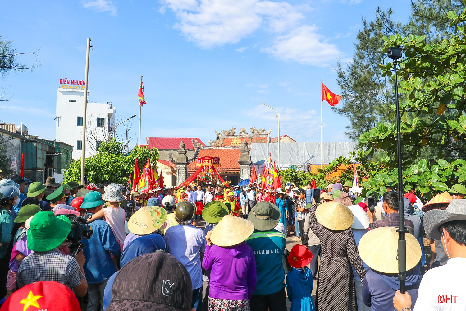 Lễ hội thu hút đông đảo người dân, du khách tham gia. bqbht_br_7.jpg