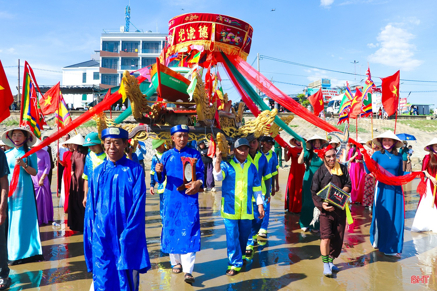 Nghi thức rước Ngư Ông ra biển. bqbht_br_15.jpg
