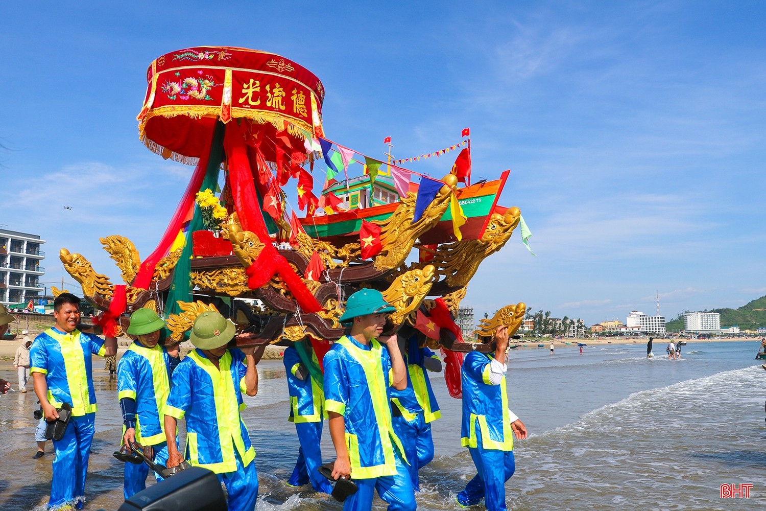 Nghi thức rước Ngư Ông ra biển tạo nên điểm nhấn đặc sắc của lễ hội. bqbht_br_9.jpg