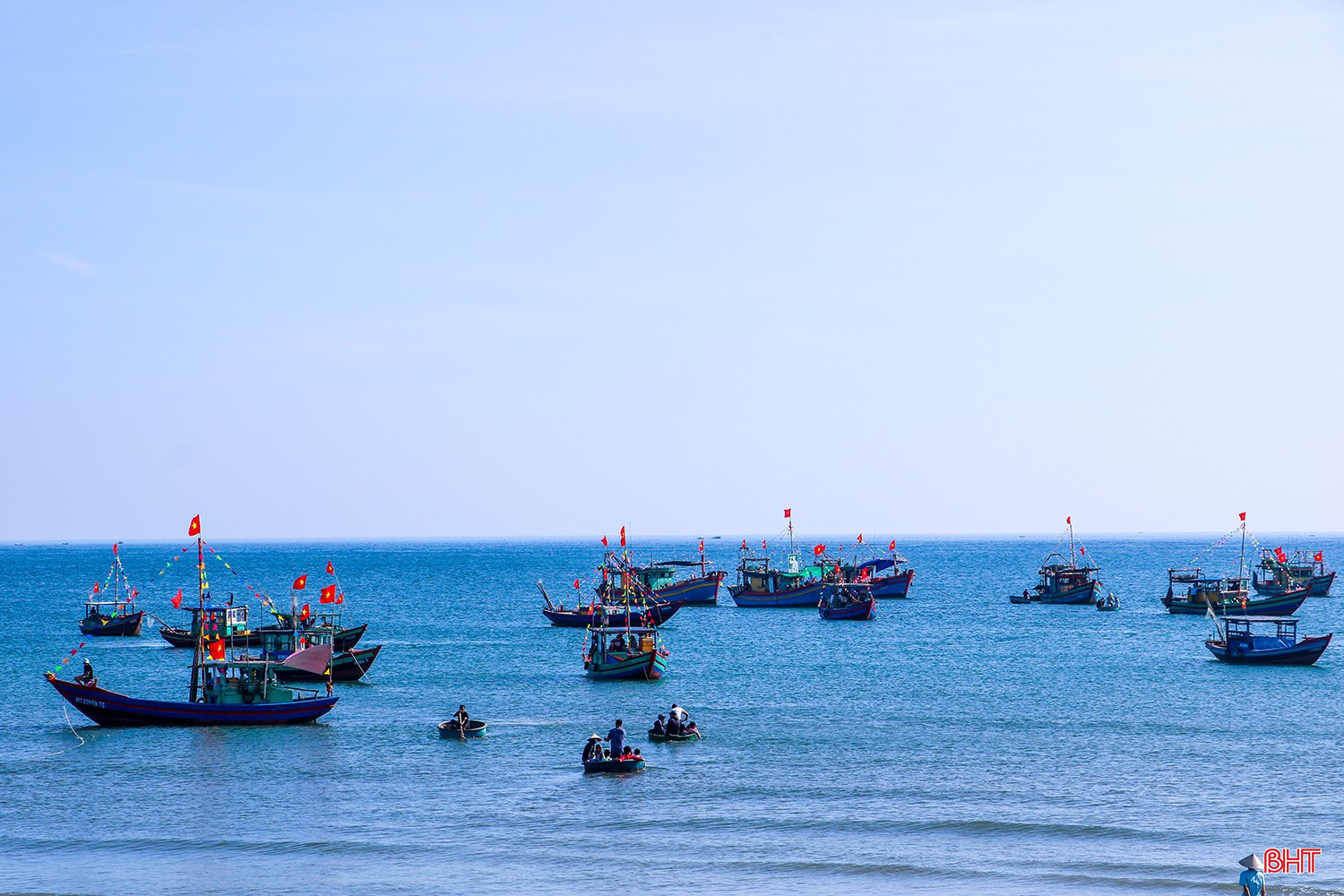 Đoàn tàu thuyền tập trung trên biển, gửi gắm ước vọng một mùa đánh bắt thuận lợi. bqbht_br_8.jpg