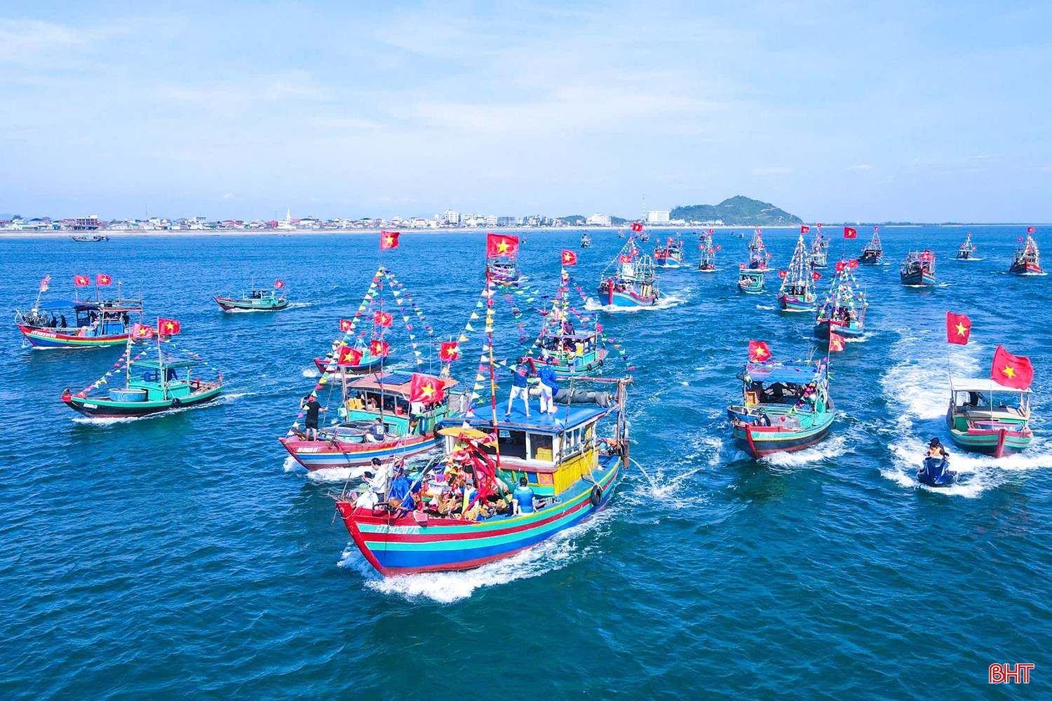 Đoàn thuyền nối đuôi nhau nghinh rước Ngư Ông ra biển, tạo nên khung cảnh rực rỡ, đậm sắc màu lễ hội miền biển. Ảnh: Đình Nhất bqbht_br_11.jpg