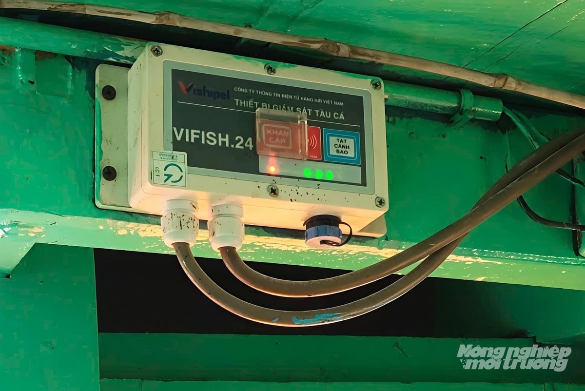 Thiết bị VMS là công cụ quan trọng giúp cơ quan chức năng quản lý hoạt động khai thác thủy sản, ngăn chặn tàu cá vi phạm khai thác hải sản trái phép ở vùng biển nước ngoài. Ảnh: Kim Anh. Thiết bị VMS là công cụ quan trọng giúp cơ quan chức năng quản lý hoạt động khai thác thủy sản, ngăn chặn tàu cá vi phạm khai thác hải sản trái phép ở vùng biển nước ngoài. Ảnh: Kim Anh.