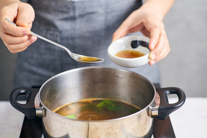 Bạn nên nêm nước mắm vào giai đoạn cuối của quá trình nấu ăn để giữ được hương vị đặc trưng của nước mắm. (Ảnh: Buzzfeed)