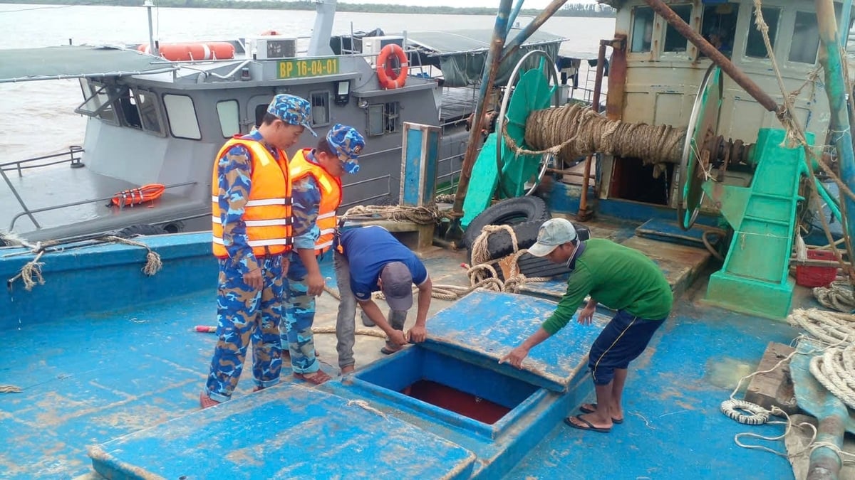 Lực lượng biên phòng kiểm tra hoạt động của các tàu cá. Ảnh: Minh Đảm.