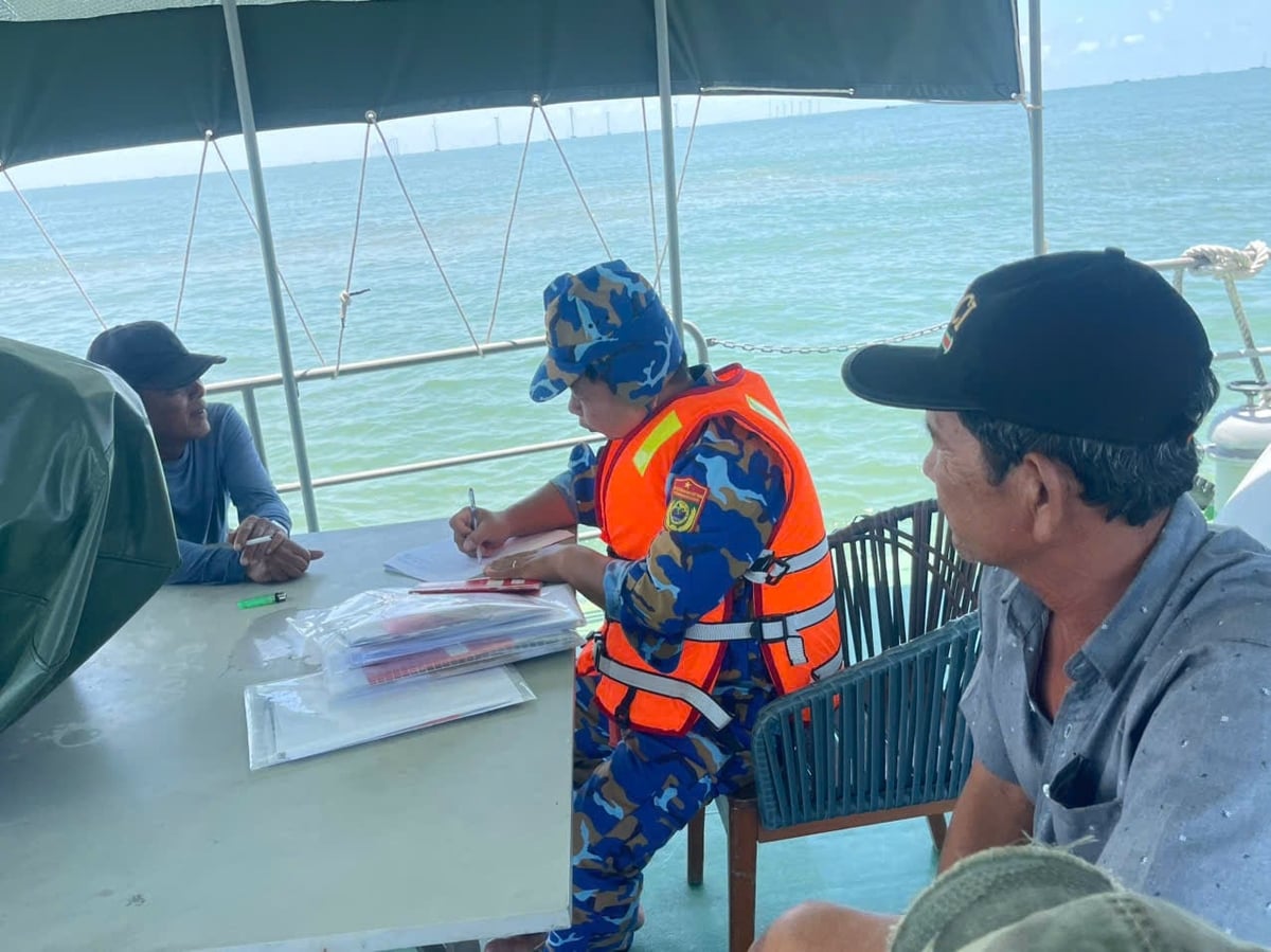 Lực lượng biên phòng làm việc với trường hợp tàu cá vi phạm. Ảnh: Minh Đảm.