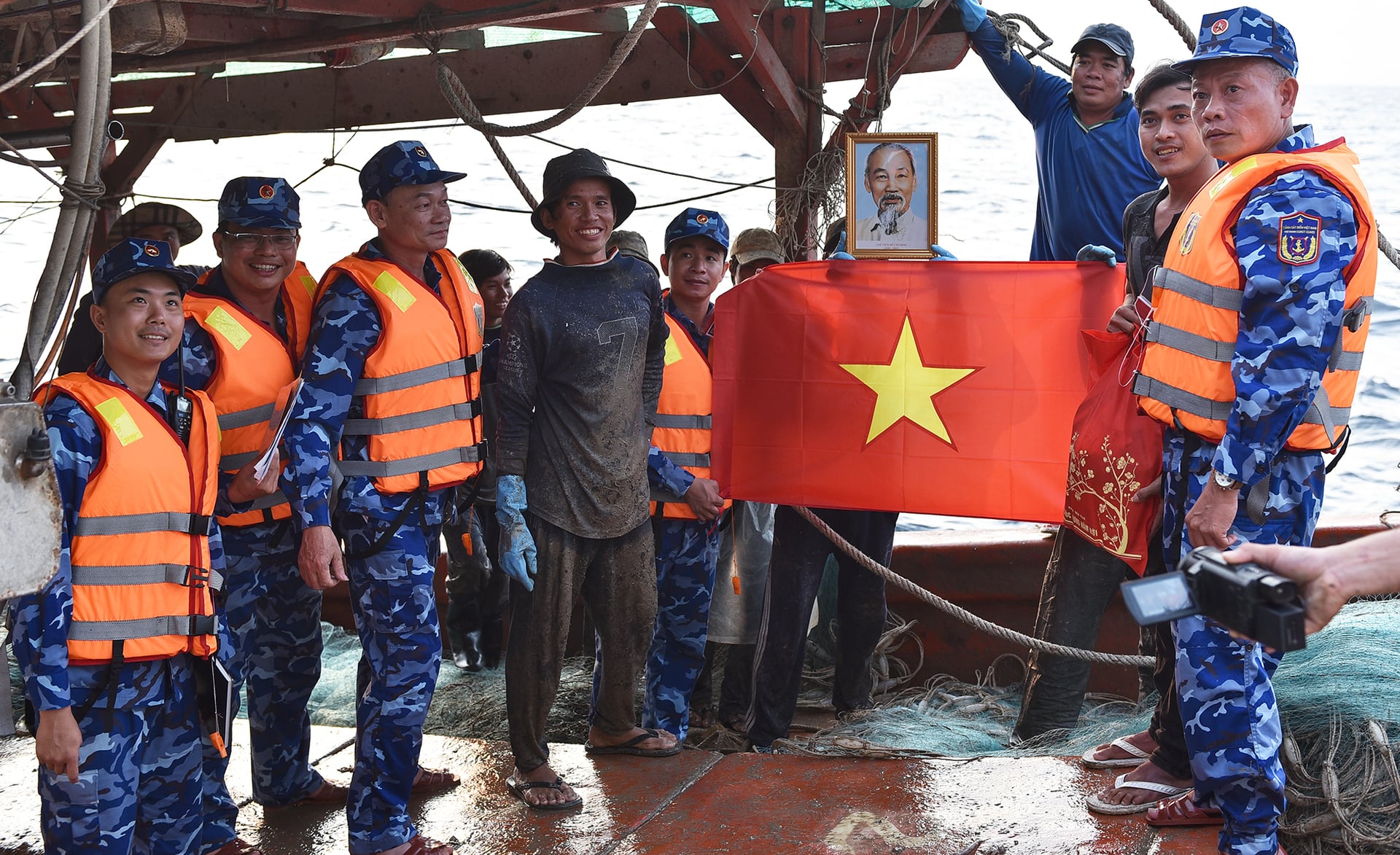 Mỗi món quà như một lời động viên và cũng khẳng định rằng trên mỗi hải trình của ngư dân đều có sự hỗ trợ của lực lượng chức năng đang ngày đêm tuần tra trên biển.