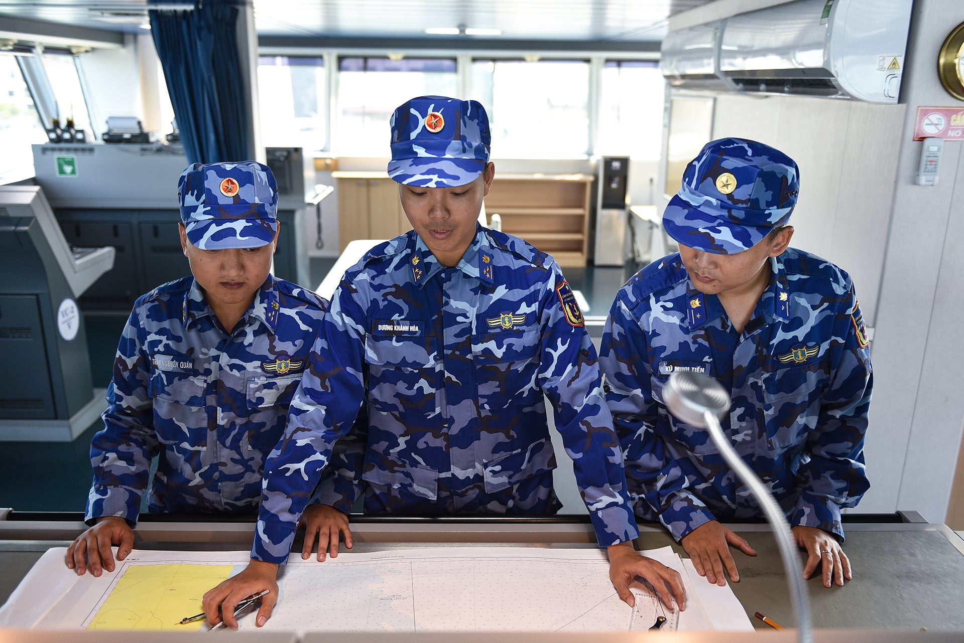 Lực lượng Cảnh sát biển túc trực ngoài khơi để đảm bảo an toàn cho ngư dân và bảo vệ chủ quyền của Việt Nam