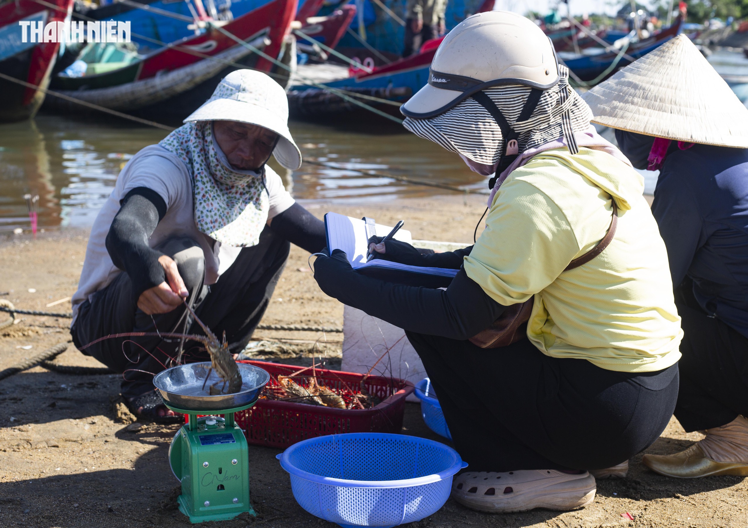 Chợ cá Cửa Tùng tấp nập mỗi chiều, du khách 'canh giờ' săn hải sản tươi rói- Ảnh 6.