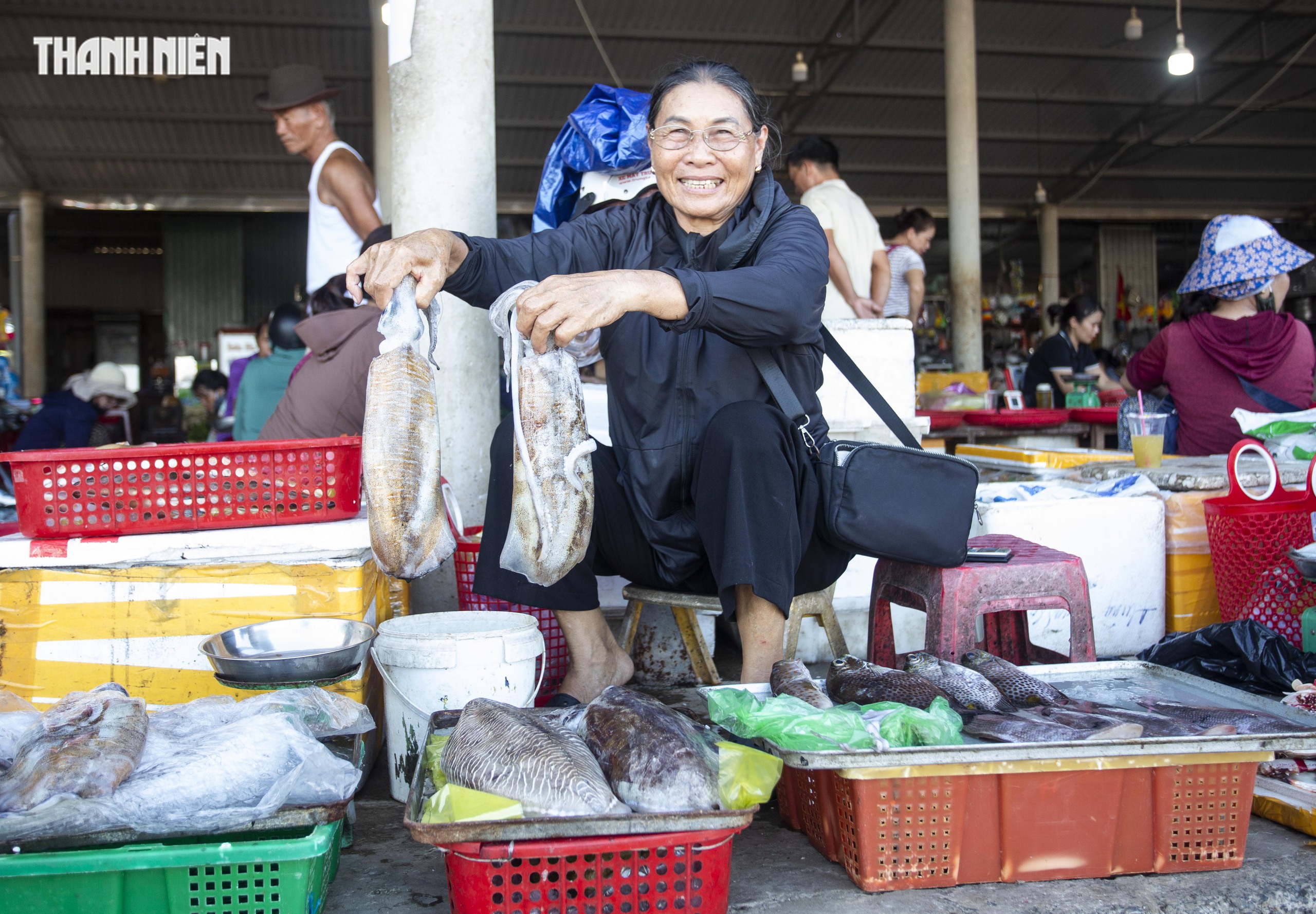 Chợ cá Cửa Tùng tấp nập mỗi chiều, du khách 'canh giờ' săn hải sản tươi rói- Ảnh 8.