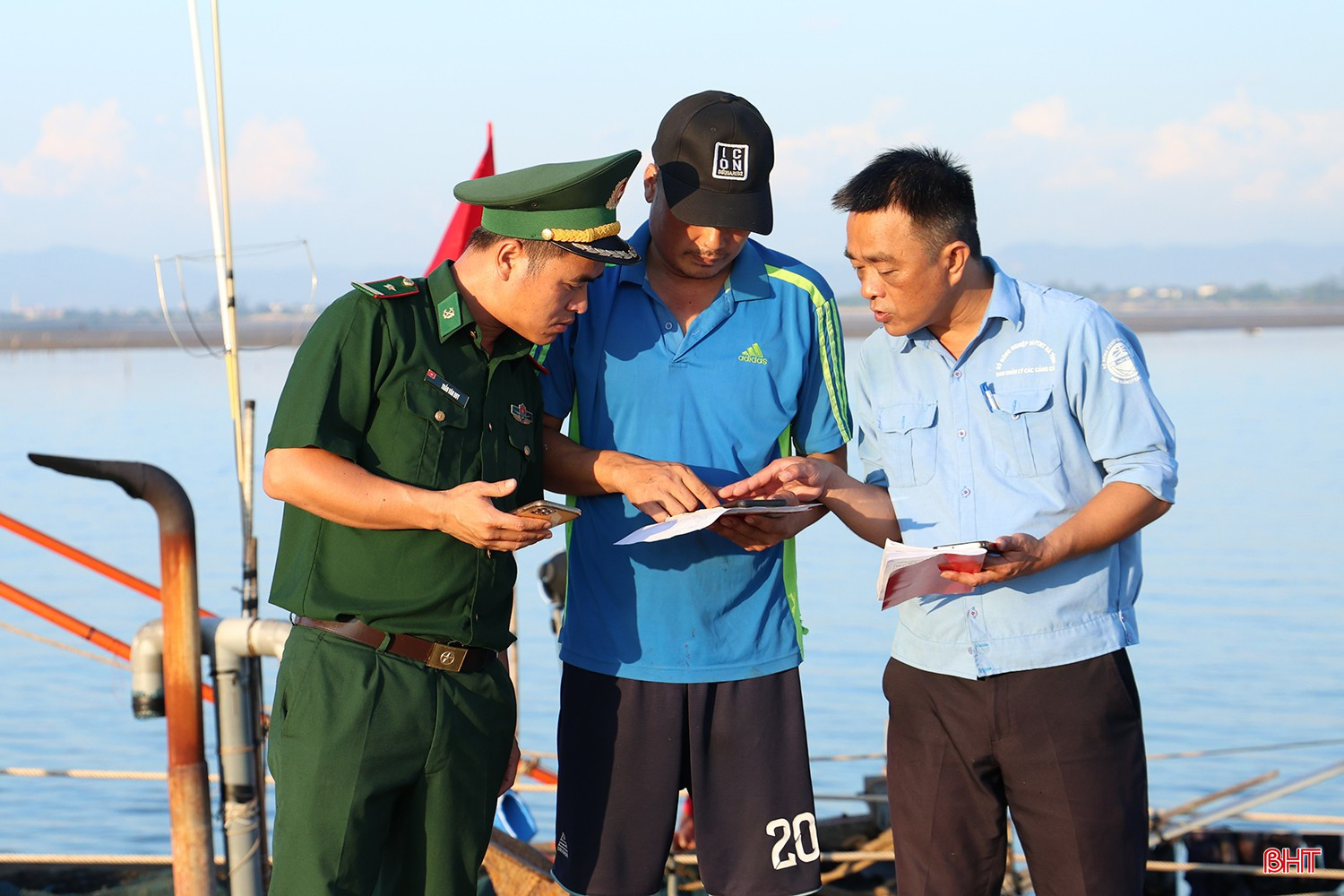Ngư dân Hoàng Văn Viên - chủ tàu cá TH-92148-TS khai báo trên hệ thống eCDT. bqbht_br_img-0491.jpg