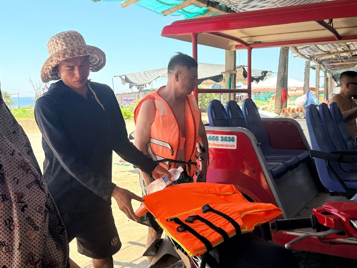 Nhiều ngư dân Lý Sơn kết hợp làm thêm các dịch vụ du lịch như lặn ngắm san hô, hướng dẫn viên để kiếm thêm thu nhập. Ảnh: V.H.