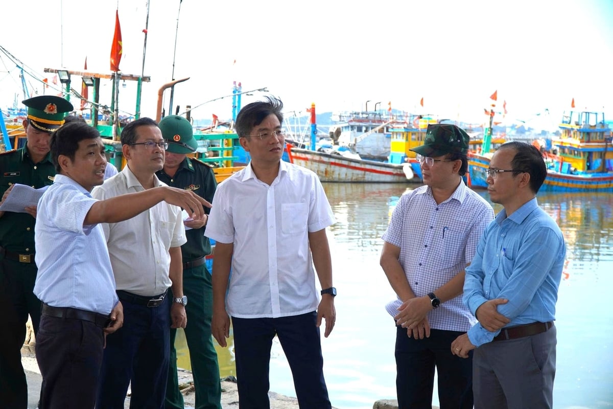Ông Đỗ Tâm Hiển (đứng giữa), Phó Chủ tịch UBND tỉnh Quảng Ngãi kiểm tra công tác chống khai thác IUU trên địa bàn. Ảnh: L.K.