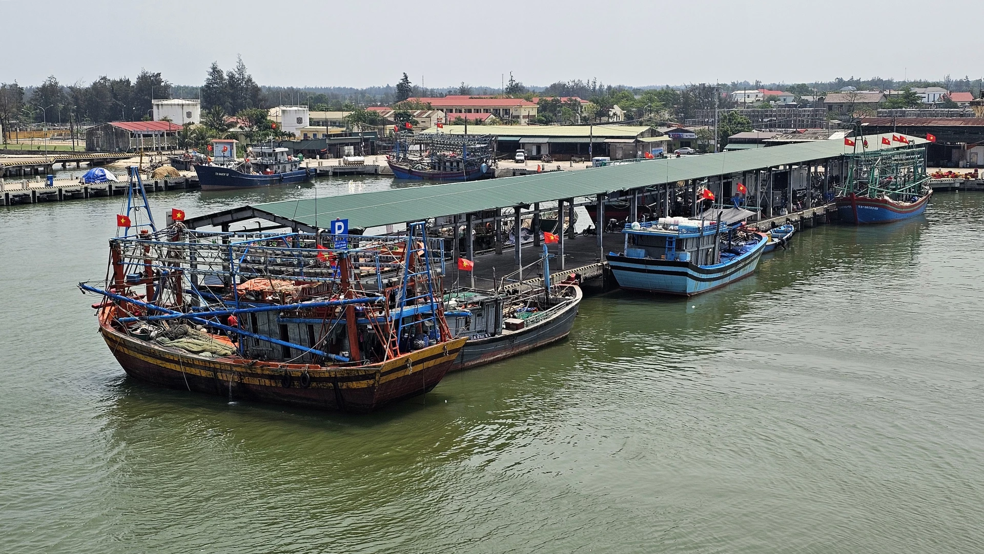 Tàu cá của ngư dân Quảng Trị cập cảng bốc dỡ hải sản sau chuyến biển dài ngày tại ngư trường Hoàng Sa - Ảnh: L.A