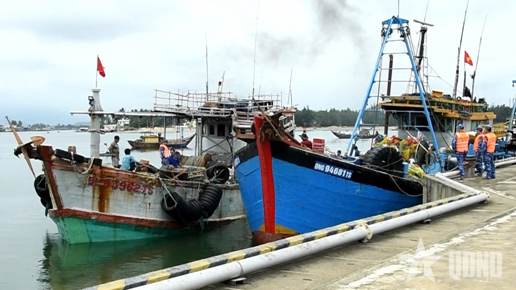 Bộ tư lệnh Vùng Cảnh sát biển 2 bắt giữ 3 tàu cá vi phạm IUU