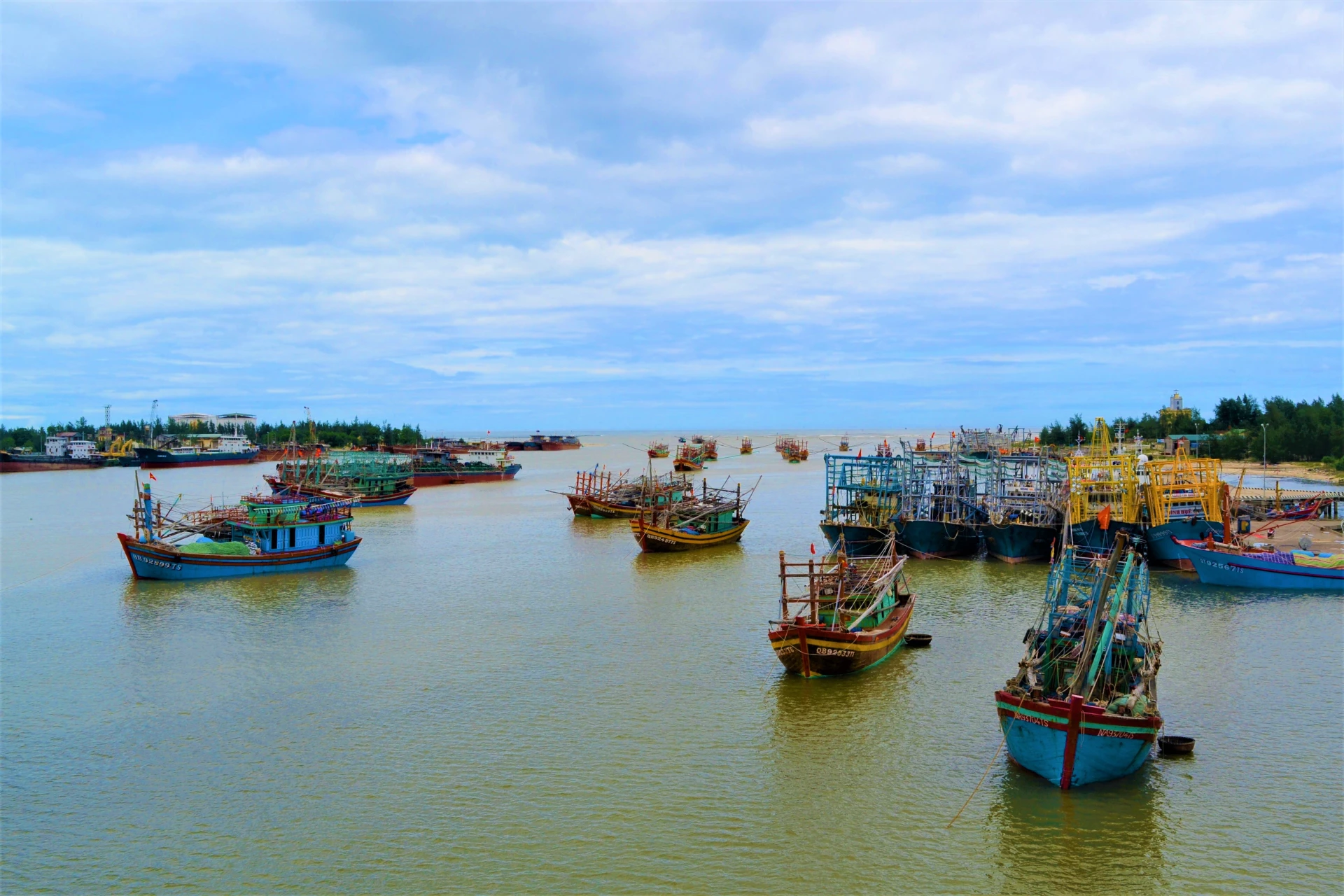 Các thuyền đánh cá của ngư dân xã Cửa Việt chuẩn bị ra khơi - Ảnh: S.H