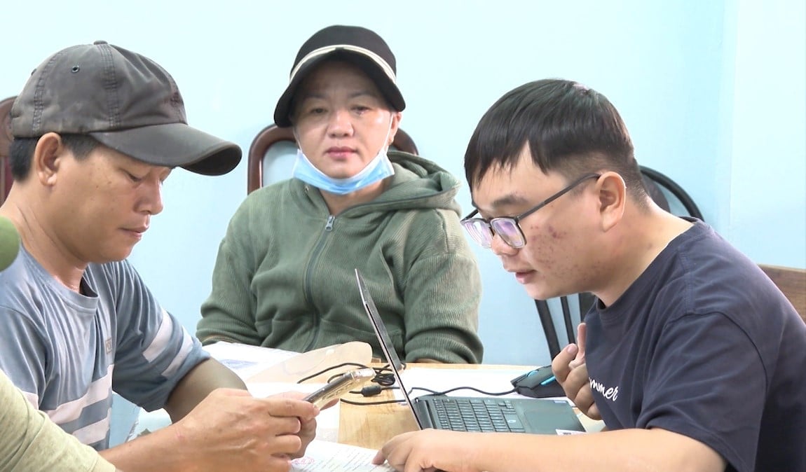 Nhân viên Cảng cá Quy Nhơn tận tình hướng dẫn ngư dân sử dụng nhật ký khai thác điện tử. Ảnh: V.Đ.T.