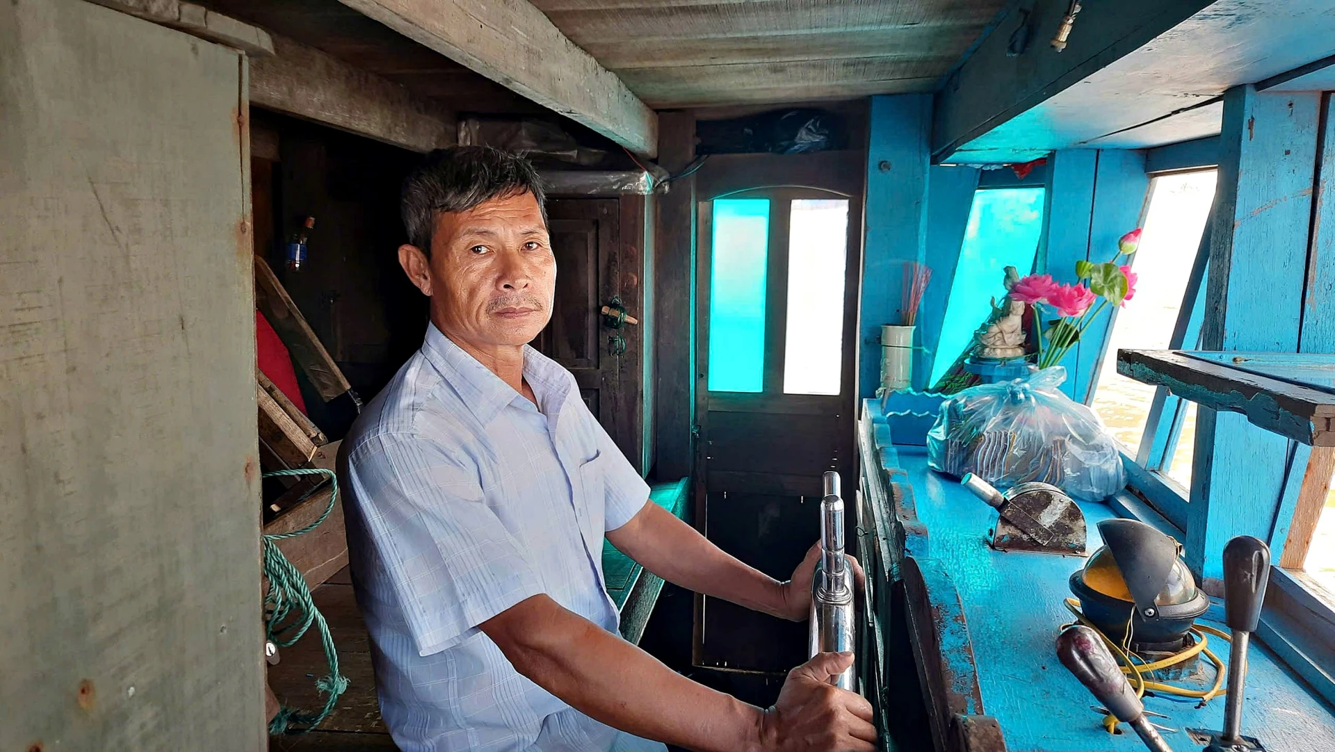 Ông Võ Hồng Thanh, hội viên nông dân khu phố 5, xã Cửa Việt, chủ tàu cáQT.91019.TS, kiểm tra các thiết bị hàng hải trước chuyến vươn khơi - Ảnh: L.A