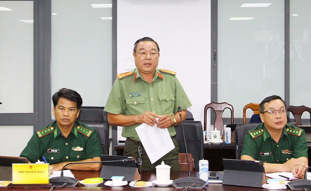 Đại diện các sở, ngành trình bày báo cáo tại phiên họp.
