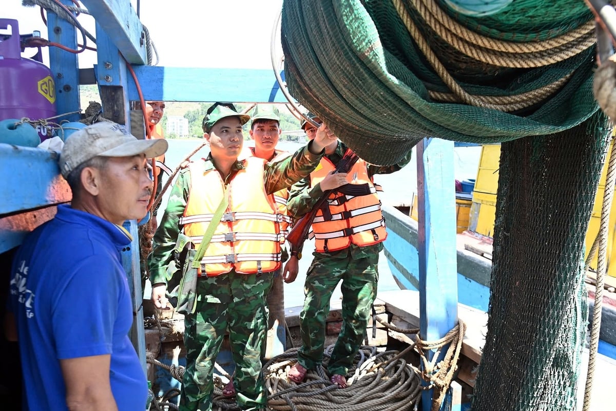 Đồn Biên phòng Vinh Hiền kiểm tra các tàu cá vi phạm. Ảnh: V.D. Đồn Biên phòng Vinh Hiền kiểm tra các tàu cá vi phạm. Ảnh: V.D.
