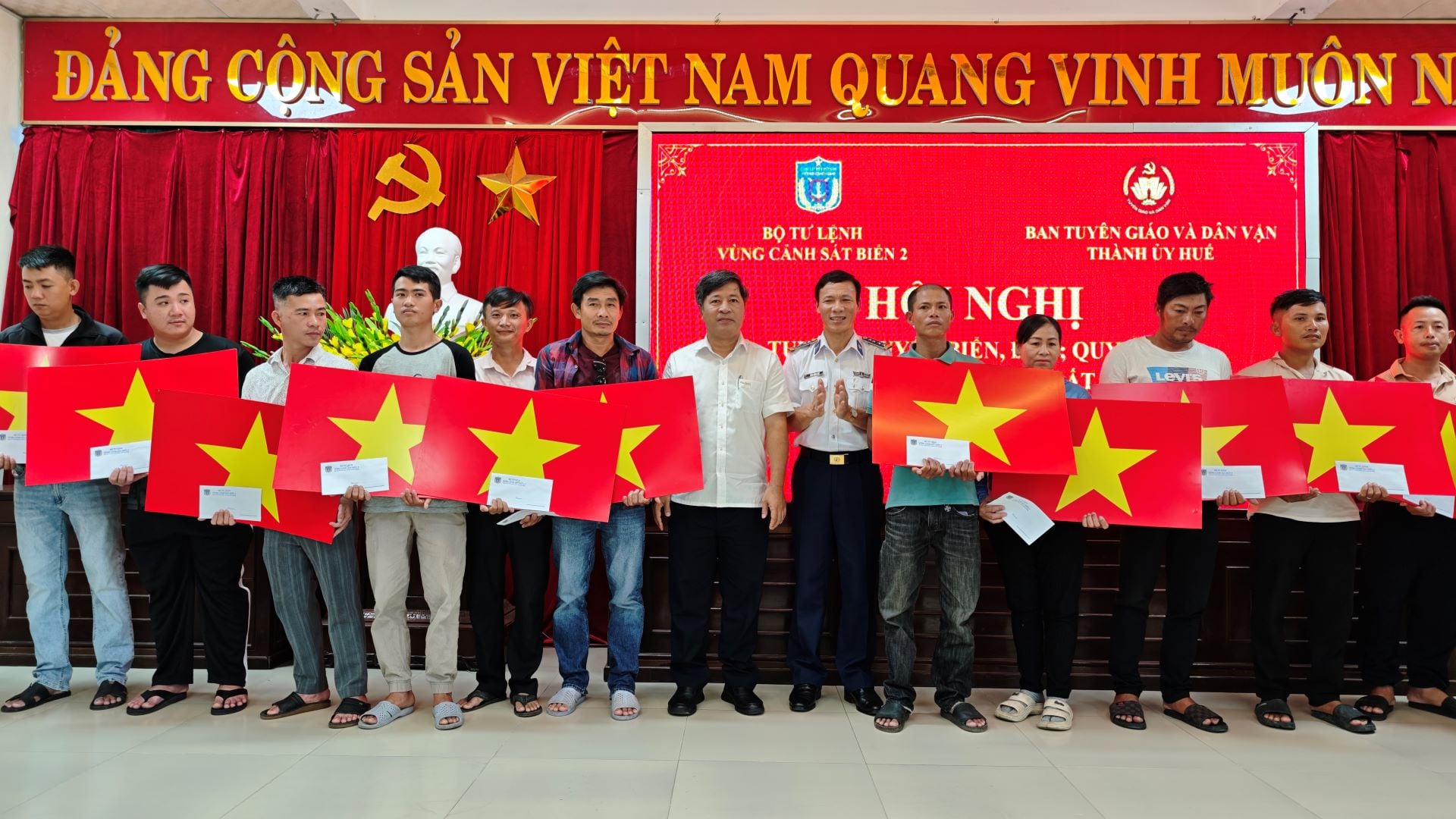 Đại tá Trần Hồng Quế - Phó Chính ủy Bộ Tư lệnh Vùng Cảnh sát biển 2 cùng lãnh đạo địa phương tặng quà và cờ Tổ quốc cho ngư dân