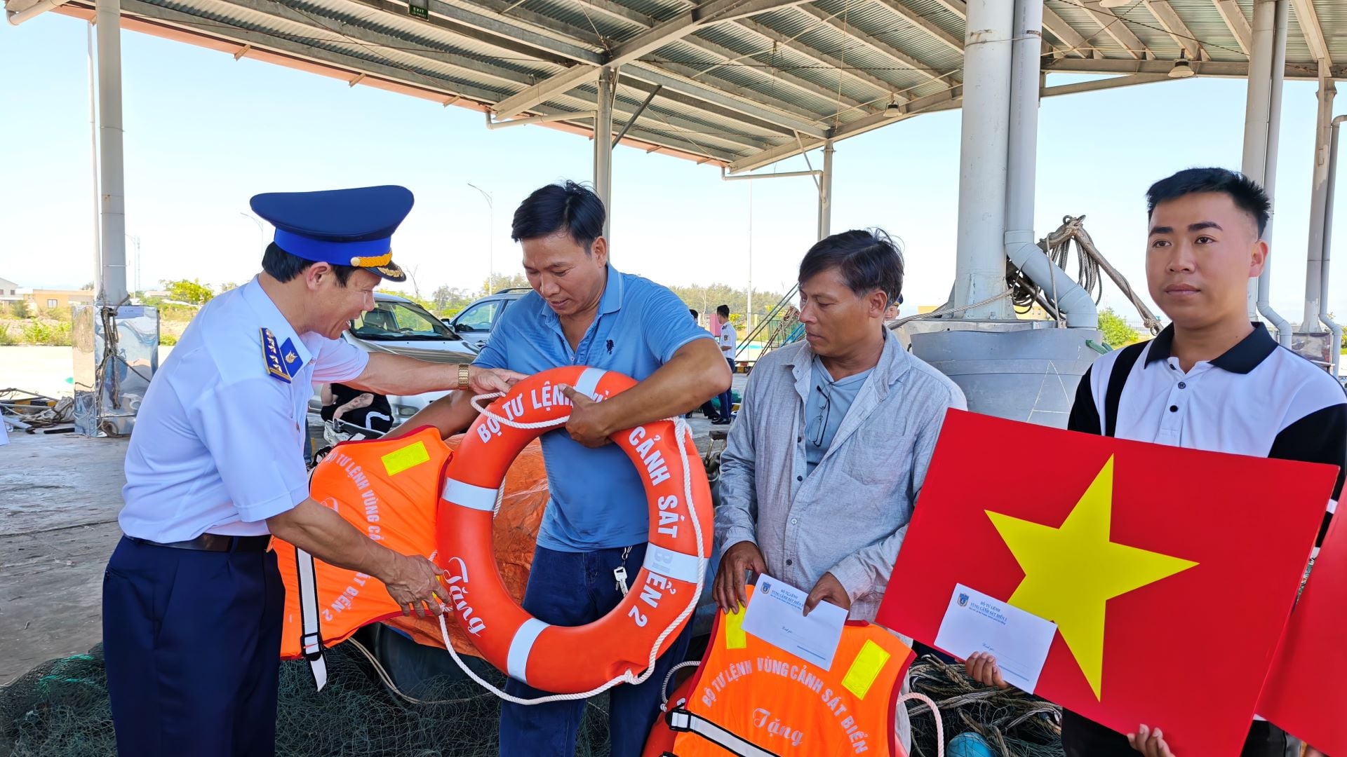 Tặng quà cho bà con ngư dân