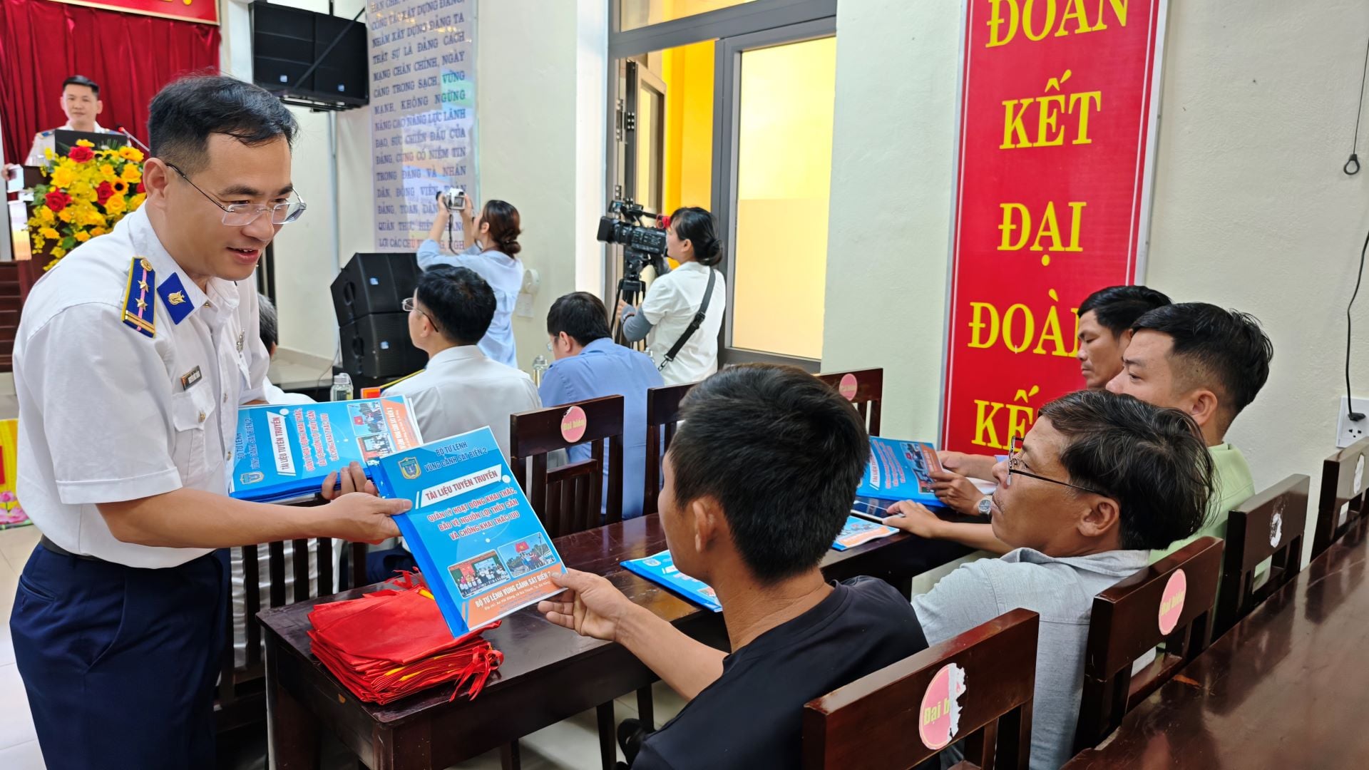 Lực lượng Cảnh sát biển Việt Nam tuyên truyền chống IUU cho ngư dân phường Thuận An, thành phố Huế.