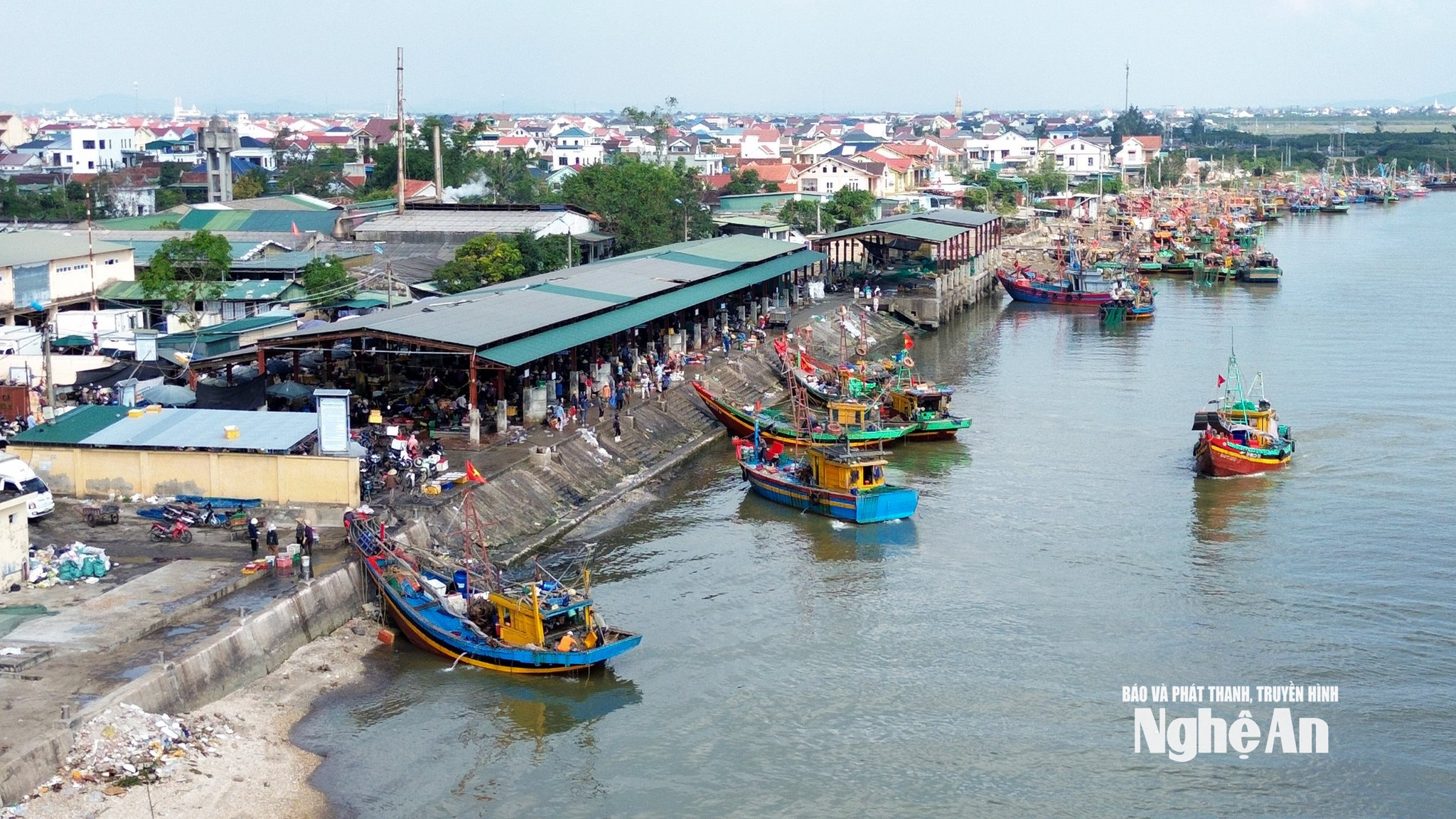 Cảng cá Lạch vạn. Ảnh XH