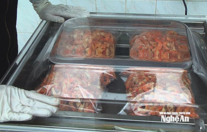 Tôm nõn được hút chân không để bảo quản được lâu hơn. Do có nguồn tôm tươi nên tôm nõn Diễn Châu thơm ngon, có vị ngọt đậm. Ảnh Mai Giang