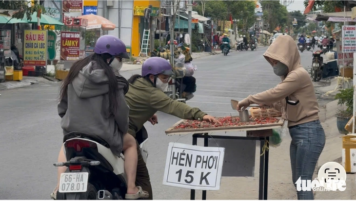 Hến phơi nắng từ món ăn dân dã đến đặc sản miền Tây được săn đón - Ảnh 5.