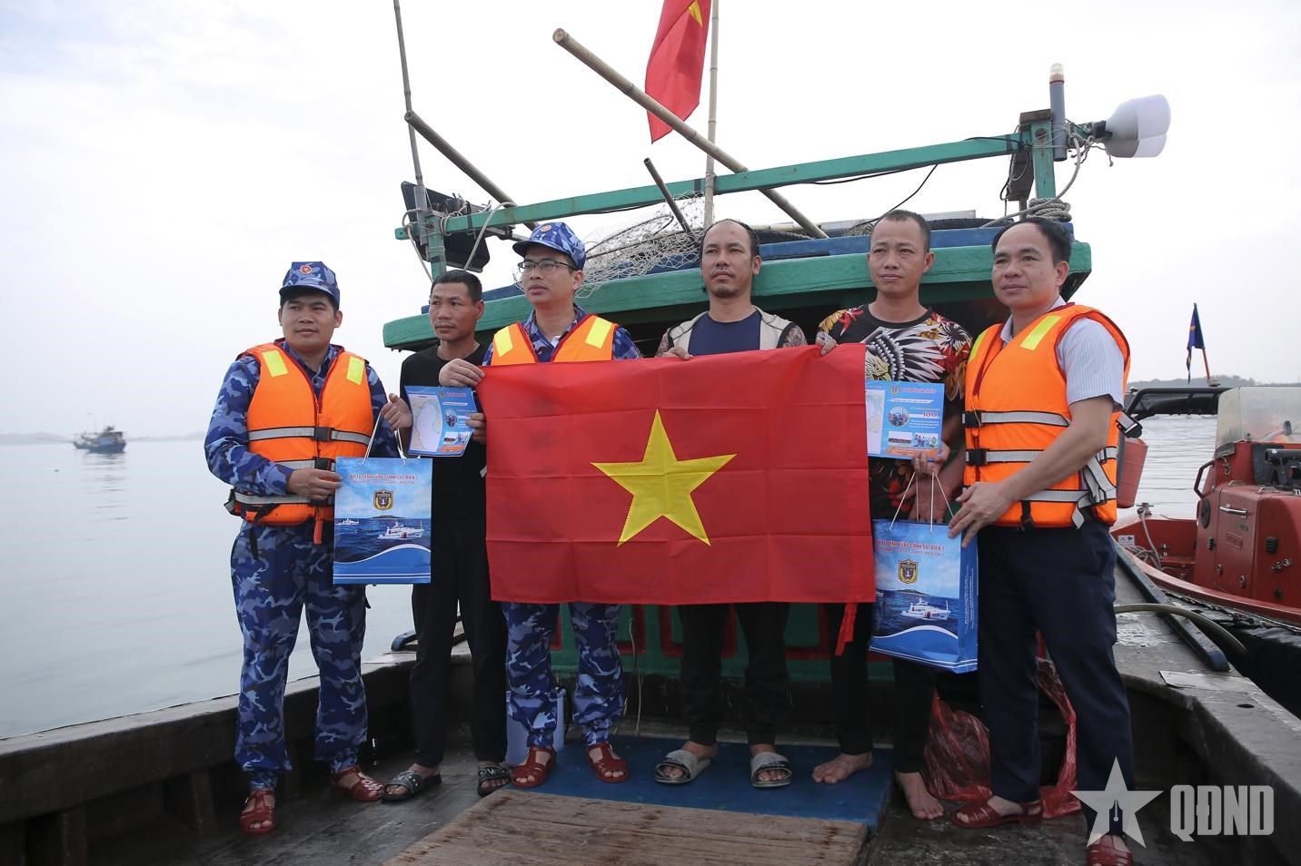 Bám biển cùng ngư dân gỡ “thẻ vàng” thủy sản