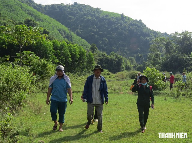 Cá từ biển lên rừng: Cõng cá, mắm lên rừng nuôi thương binh- Ảnh 1.