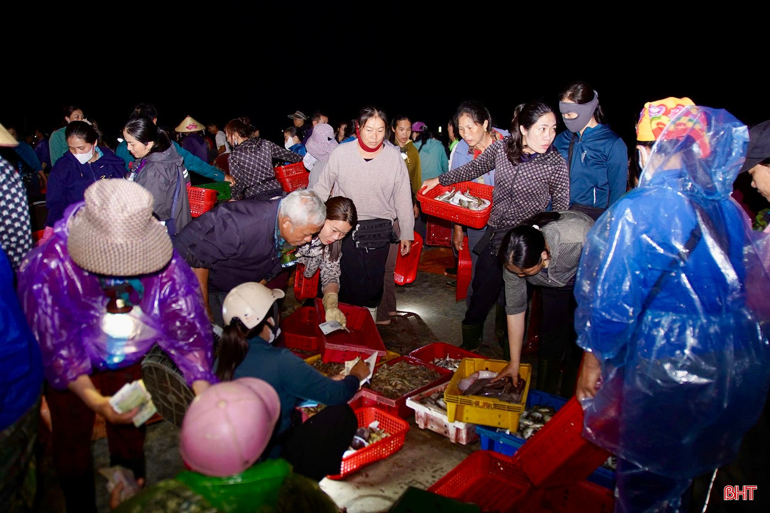Không khí nhộn nhịp tại Cảng cá Cửa Nhượng (xã Thiên Cầm). bqbht_br_img-9673.jpg