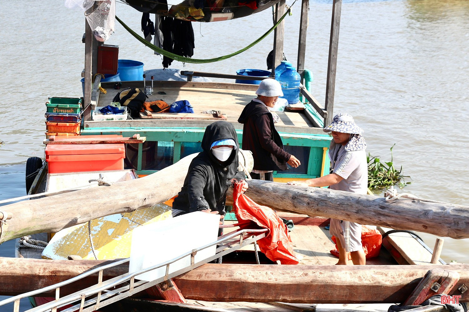 Ngư dân xã Thiên Cầm chuẩn bị các điều kiện trước khi vươn khơi. bqbht_br_9b9867cadb285a760339.jpg