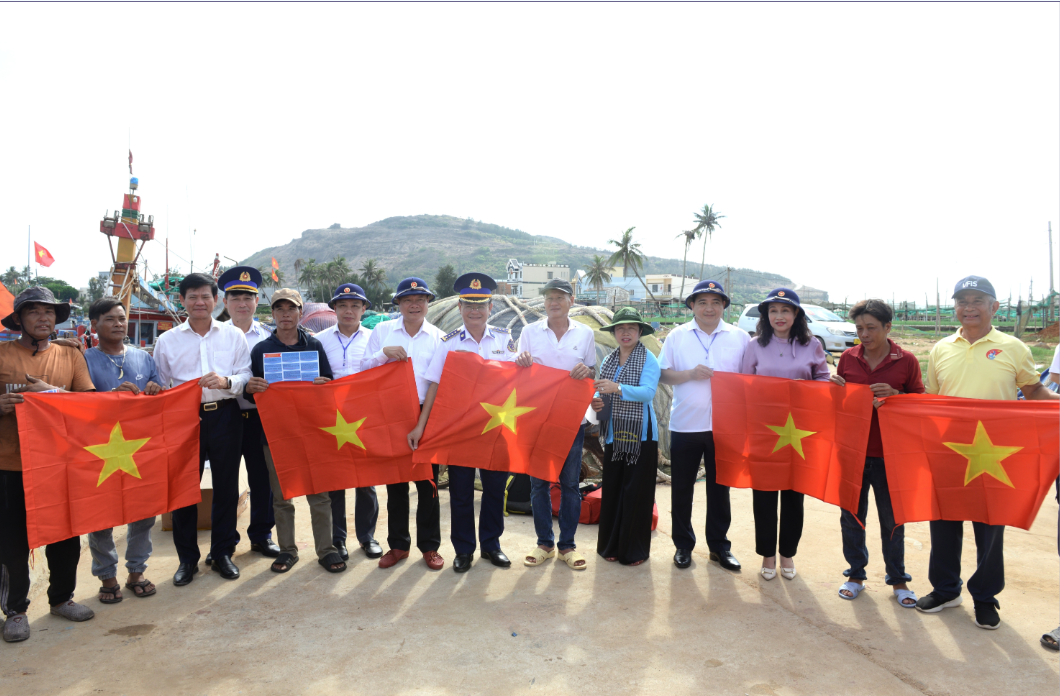 Giúp ngư dân miền Trung vững tin vươn khơi, bám biển