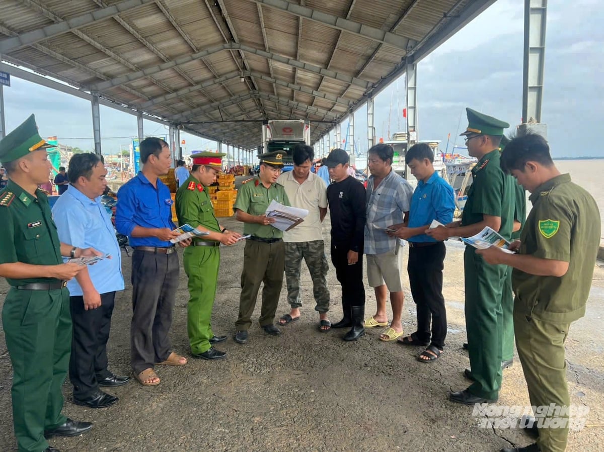 Lực lượng chức năng phối hợp Ban Quản lý Cảng cá Trần Đề kiểm tra, tuyên truyền ngư dân thực hiện các quy định về chống khai thác hải sản bất hợp pháp (IUU). Ảnh: Văn Vũ.