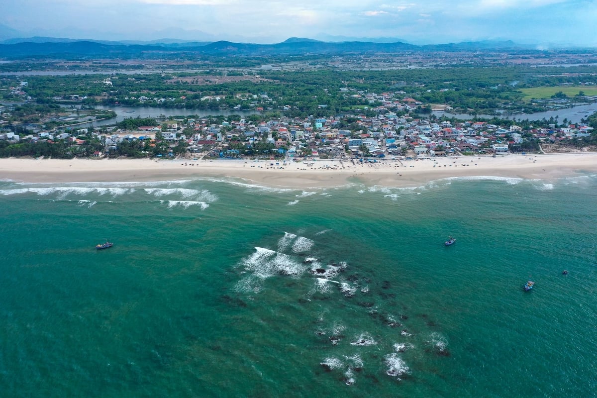 Rạn san hô Bà Đậu - bãi cá đẻ tự nhiên được người dân thôn Hà Lộc bảo vệ. Ảnh: Tùng Đinh.