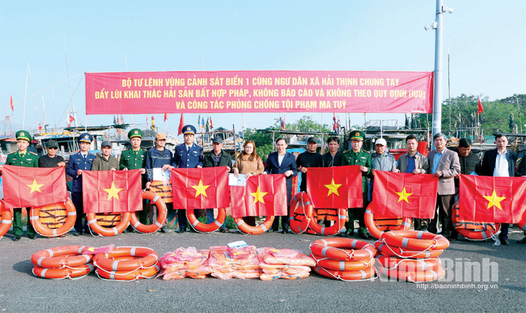 Bộ Tư lệnh Vùng Cảnh sát biển 1 phối hợp với các sở, ngành, địa phương tặng cờ Tổ quốc, áo phao, phao tròn động viên ngư dân trong tỉnh vươn khơi sản xuất, chấp hành nghiêm các quy định về chống khai thác IUU.