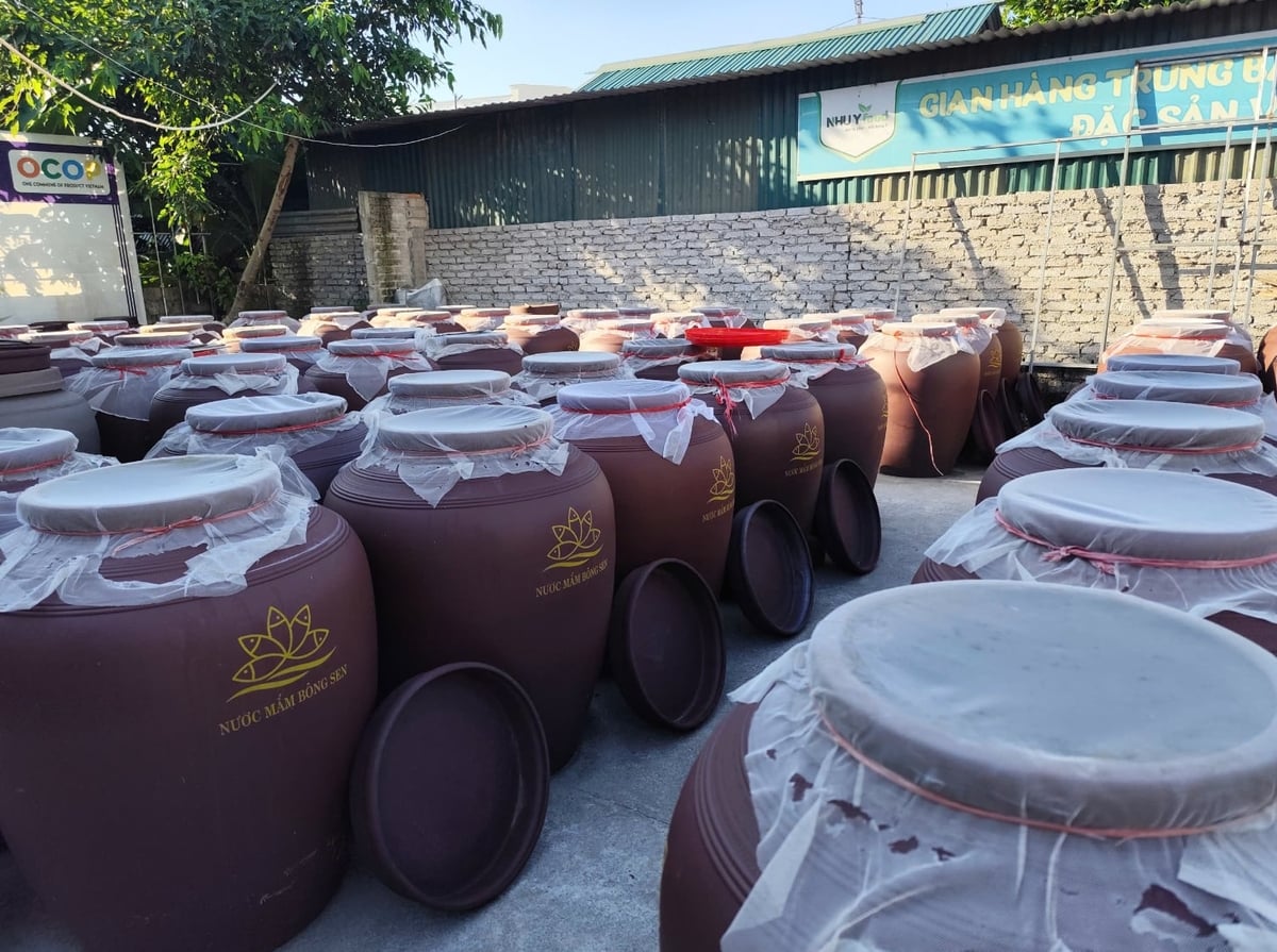Các chum chượp còn được phơi ngoài nắng. Ảnh: Ngô Đức Hành.