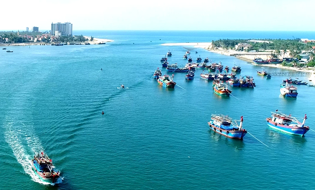 Tàu thuyền ngư dân Đồng Hới và các địa phương ra vào ở cửa sông Nhật Lệ - Ảnh: H.TR