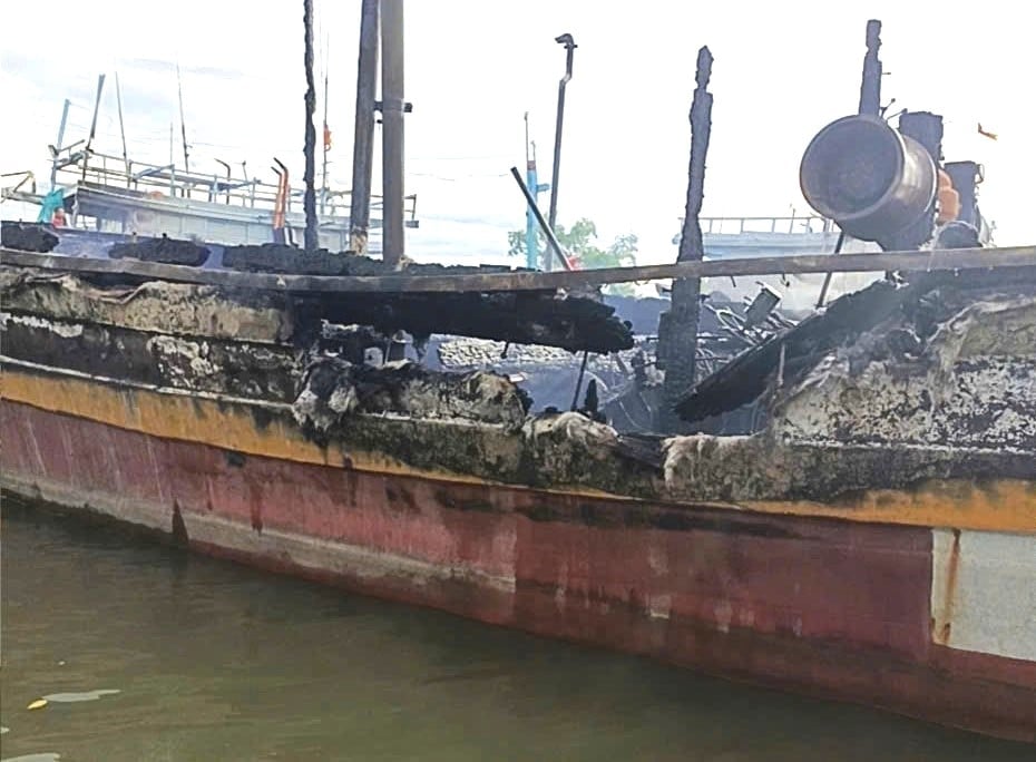 Tàu cá của anh Nguyễn Văn Công bị cháy rụi phần chứa máy móc, thiết bị nên thiệt hại lớn. Ảnh: V.Đ.T. Tàu cá của anh Nguyễn Văn Công bị cháy rụi phần chứa máy móc, thiết bị nên thiệt hại lớn. Ảnh: V.Đ.T.