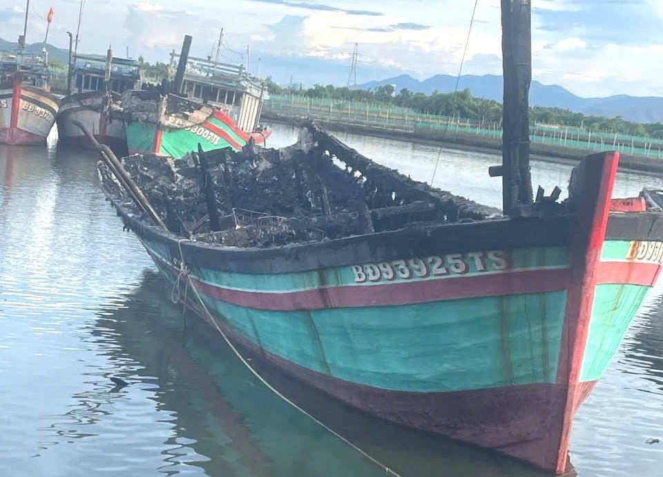 Tàu cá của anh Lê Văn Sang bị cháy rụi. Ảnh: V.Đ.T. Tàu cá của anh Lê Văn Sang bị cháy rụi. Ảnh: V.Đ.T.